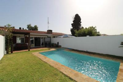 Semi-detached house with garden and pool for rent.