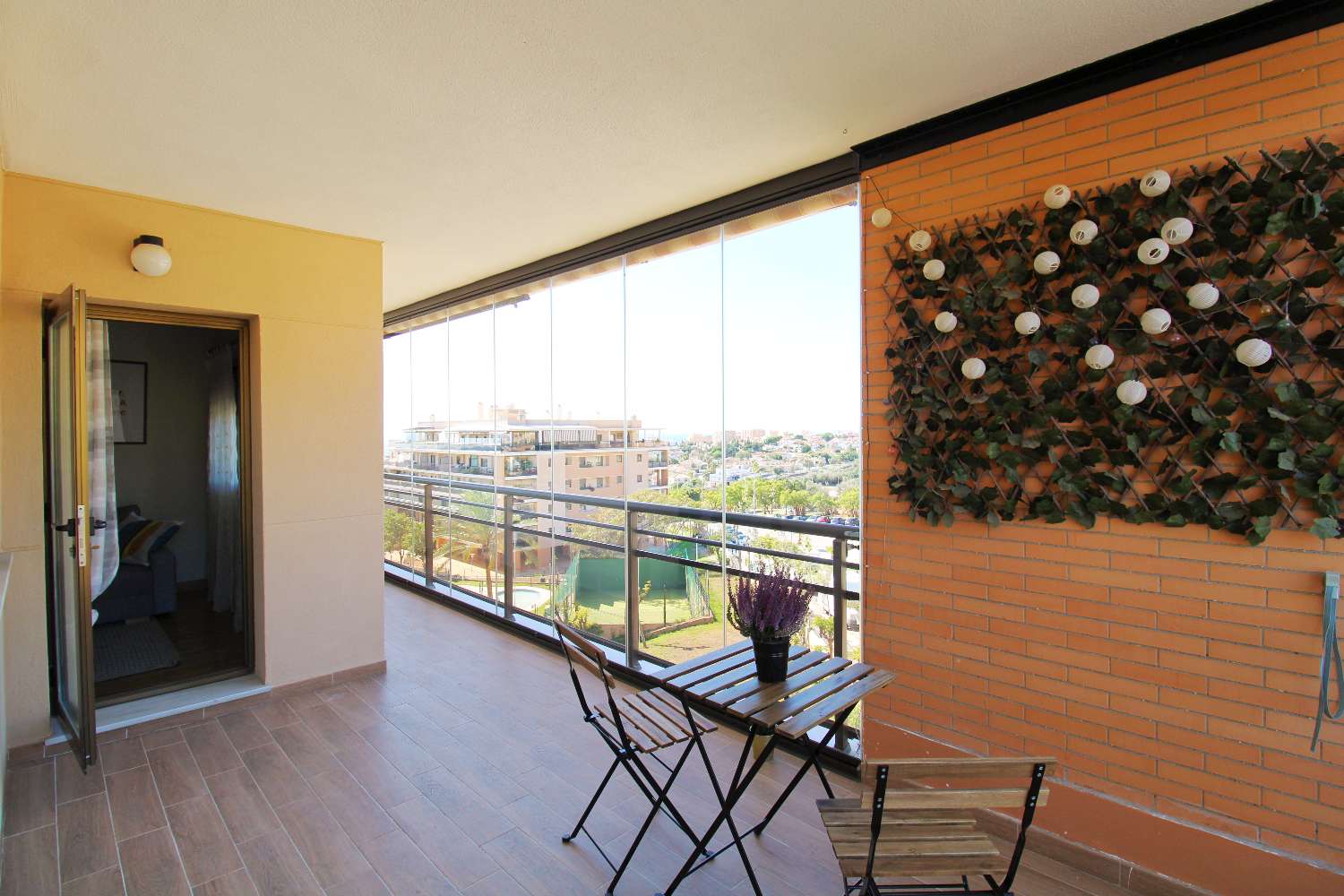 Impressionnant appartement avec grande terrasse d'angle avec vue sur la mer