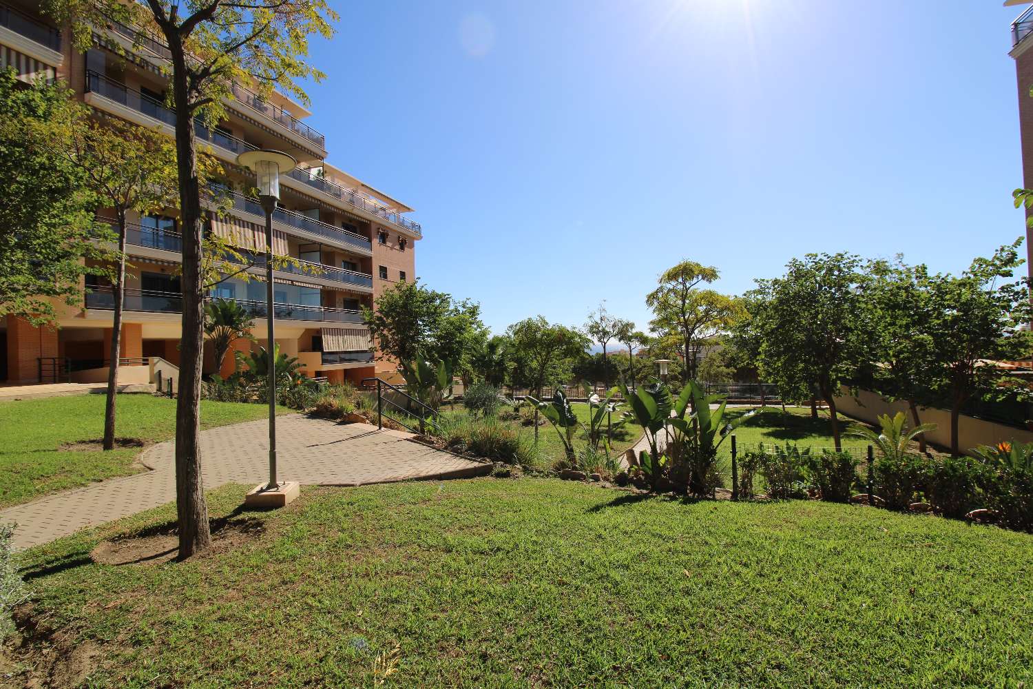 Impressionnant appartement avec grande terrasse d'angle avec vue sur la mer