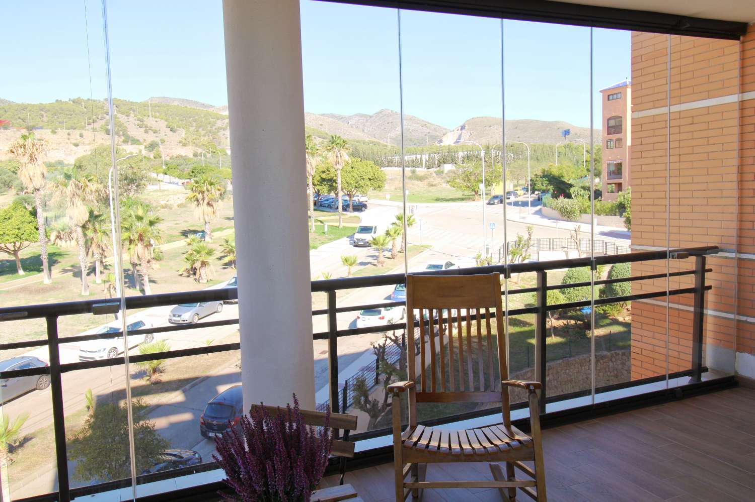 Impressionnant appartement avec grande terrasse d'angle avec vue sur la mer