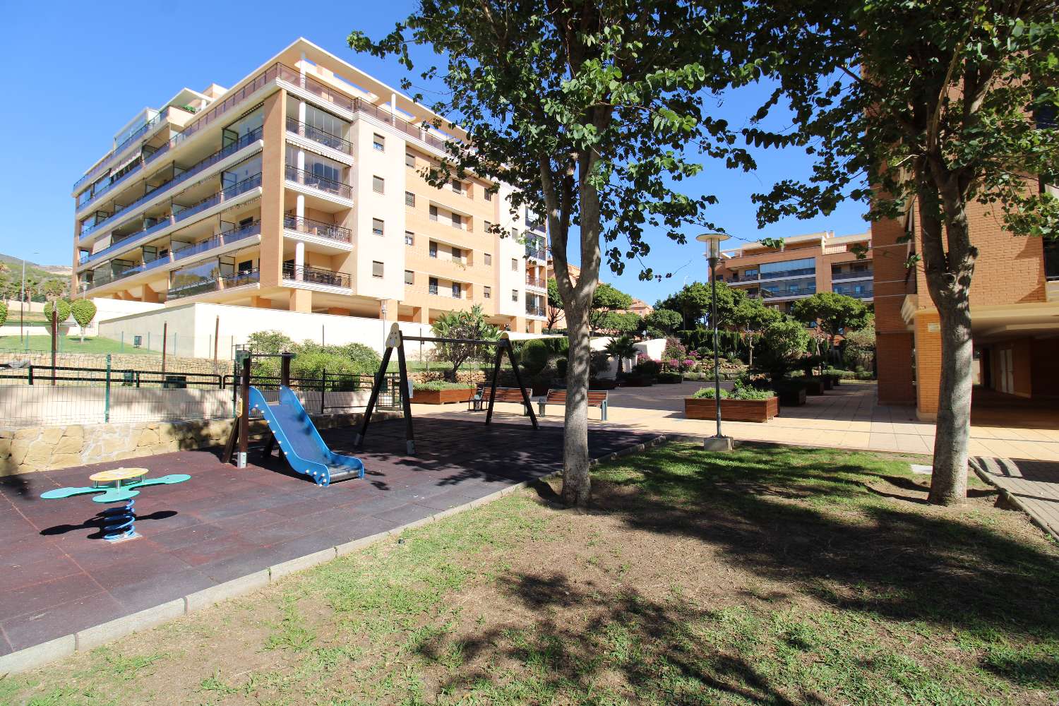 Impressionnant appartement avec grande terrasse d'angle avec vue sur la mer