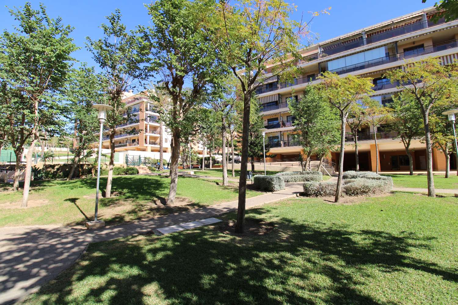 Impressionnant appartement avec grande terrasse d'angle avec vue sur la mer