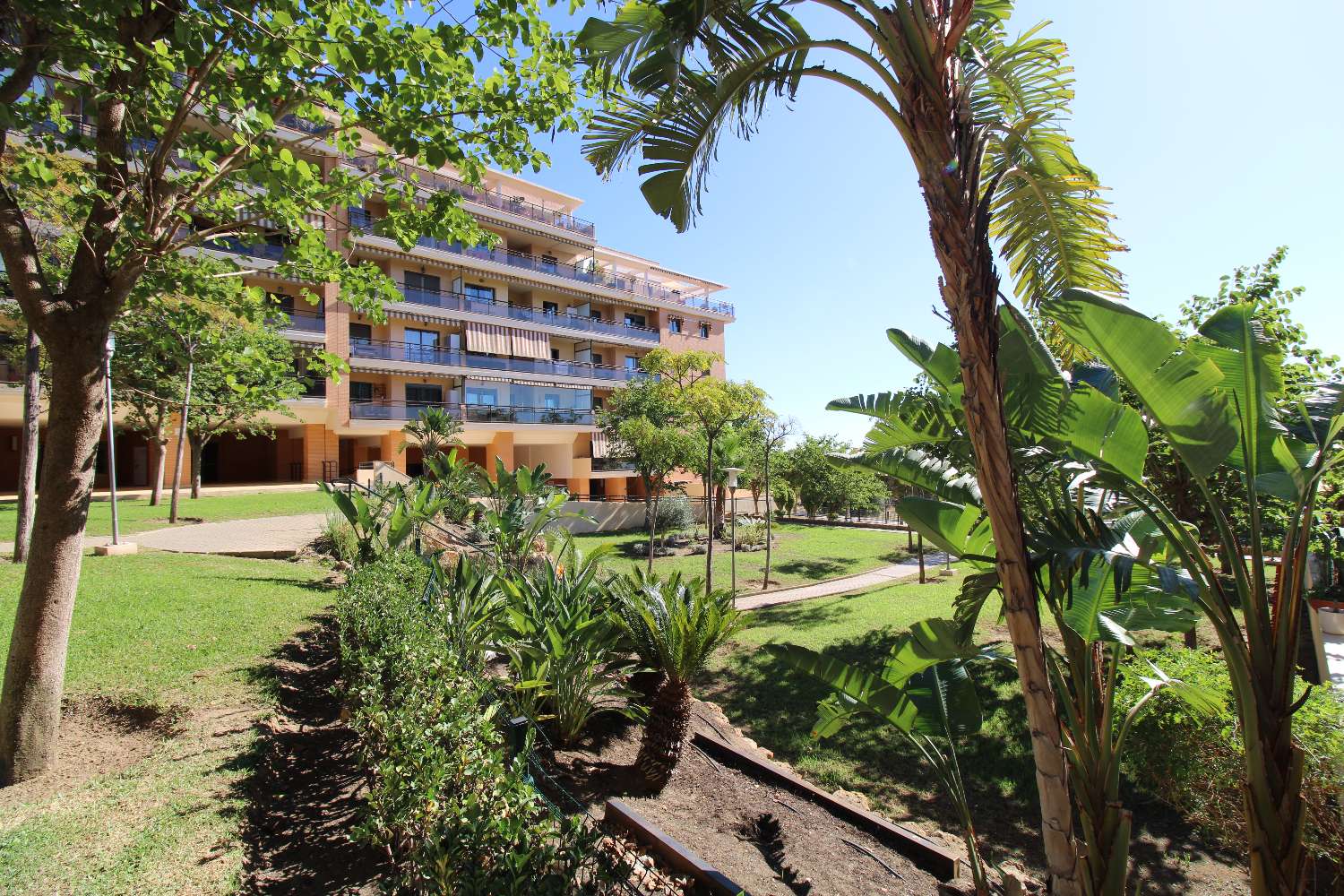 Impressionnant appartement avec grande terrasse d'angle avec vue sur la mer