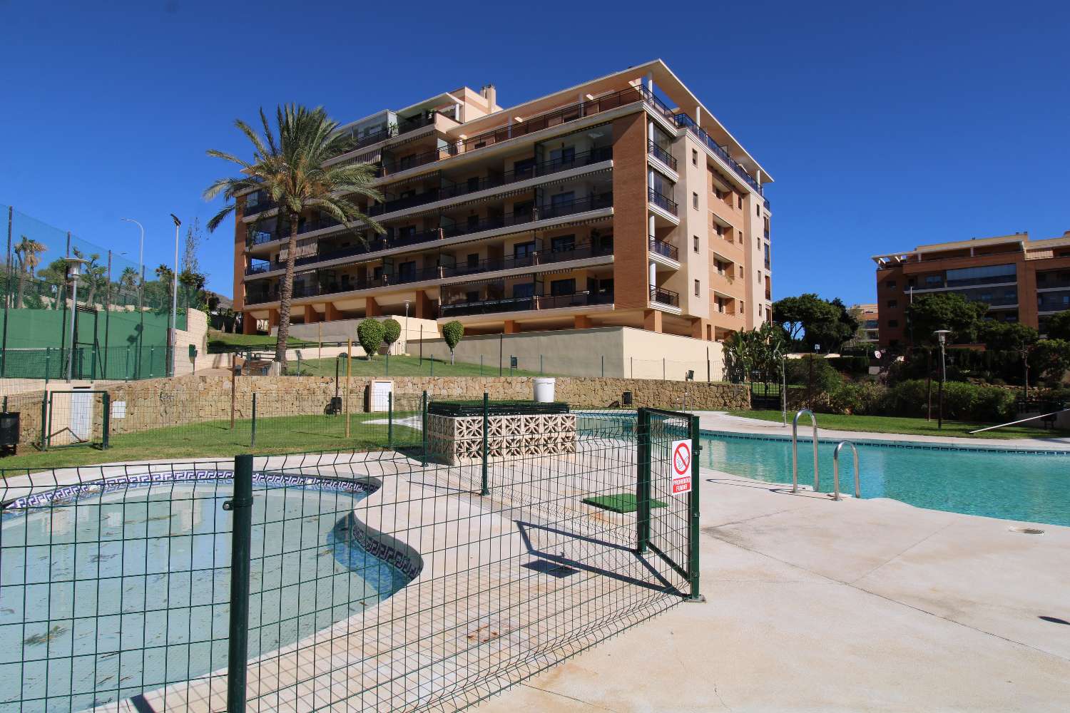 Impressionnant appartement avec grande terrasse d'angle avec vue sur la mer