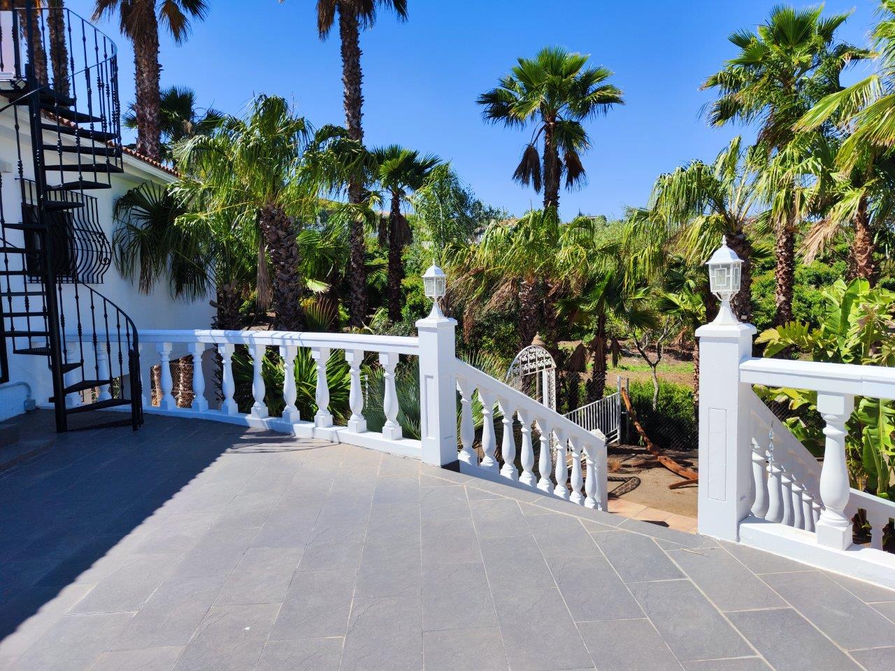 Fantastische einstöckige Villa mit herrlichem Blick auf das Tal und das Meer