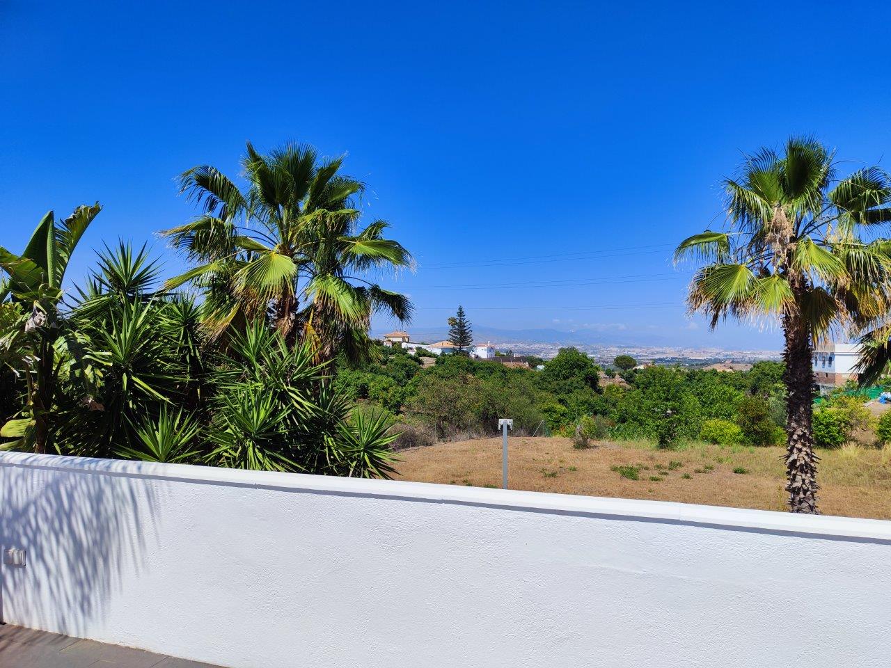 Fantastique villa de plain-pied avec vue imprenable sur la vallée et la mer