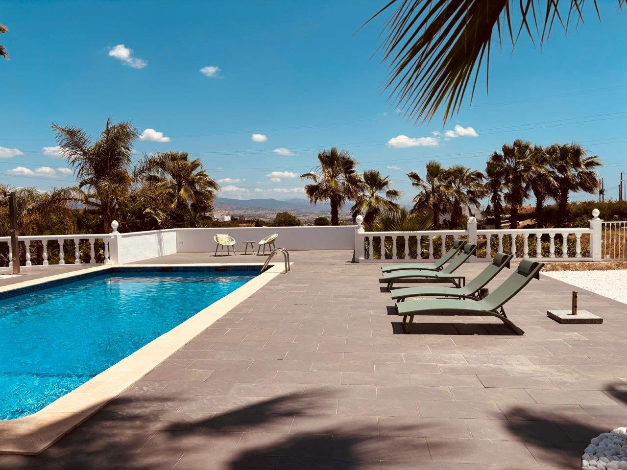 Fantastique villa de plain-pied avec vue imprenable sur la vallée et la mer