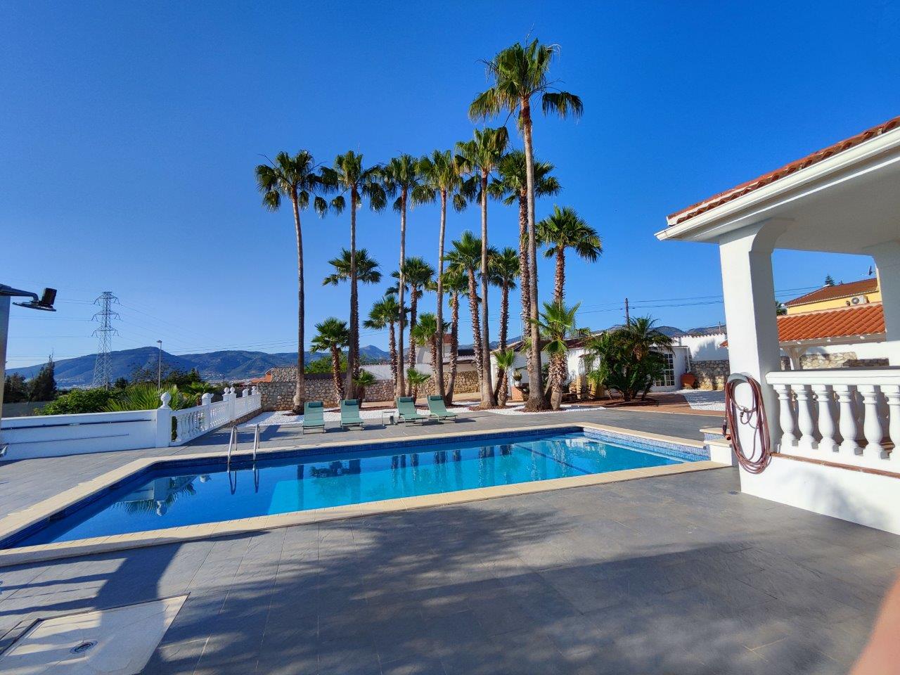 Fantastische einstöckige Villa mit herrlichem Blick auf das Tal und das Meer