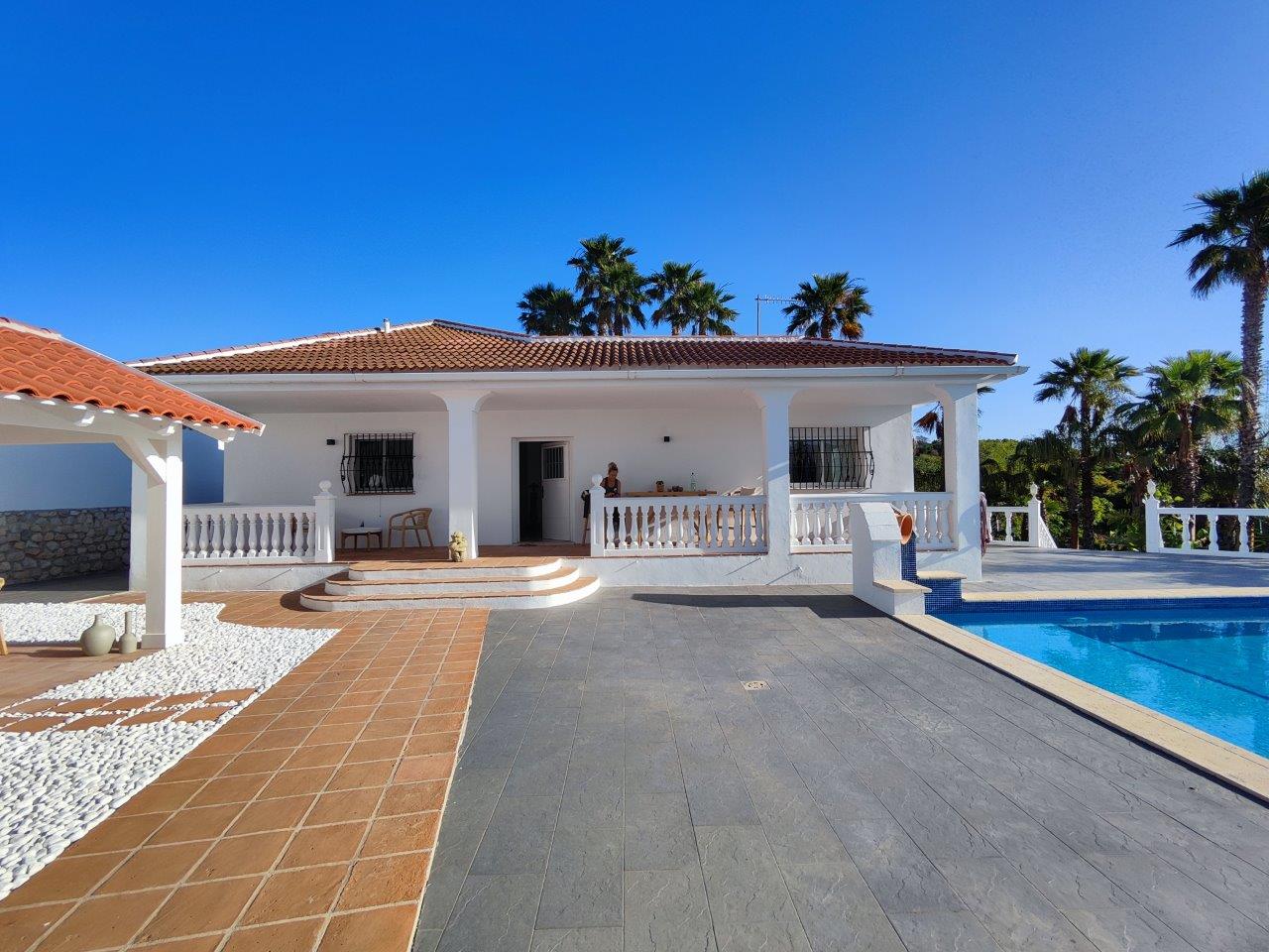 Fantastische einstöckige Villa mit herrlichem Blick auf das Tal und das Meer