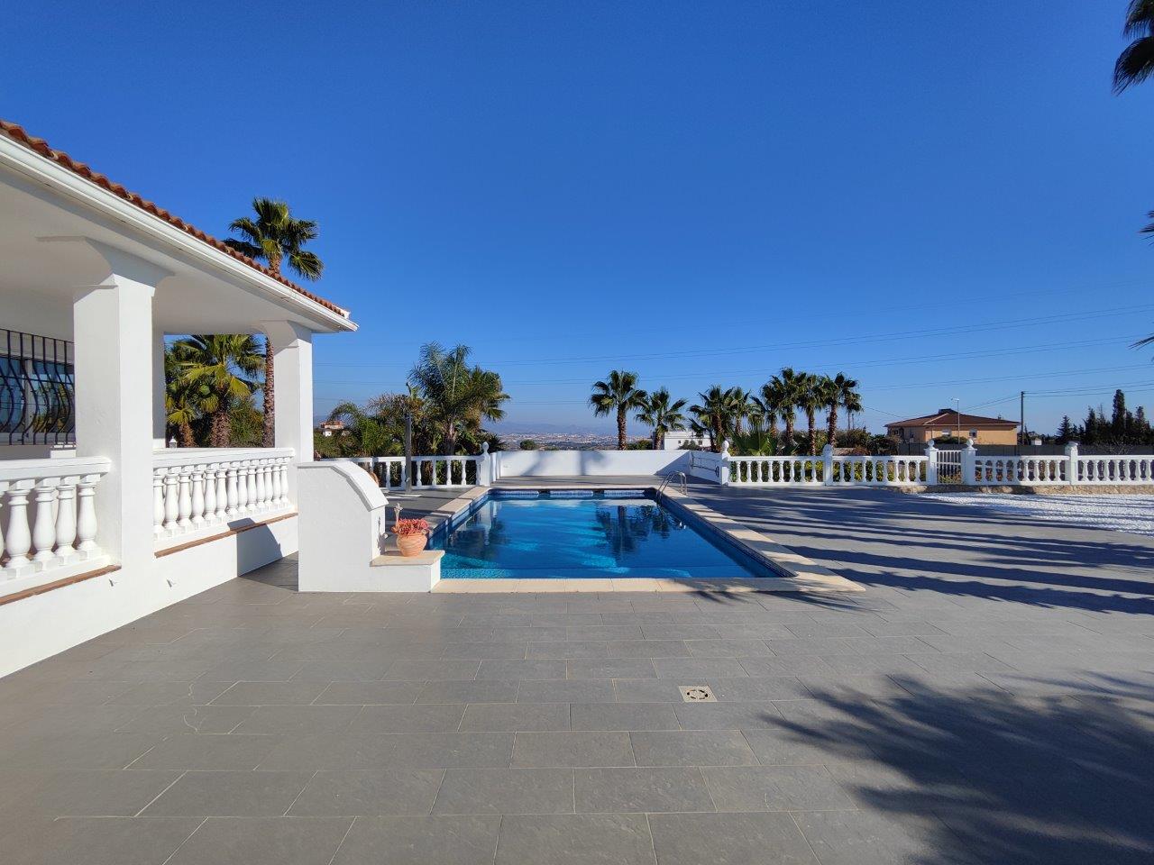 Fantastische einstöckige Villa mit herrlichem Blick auf das Tal und das Meer