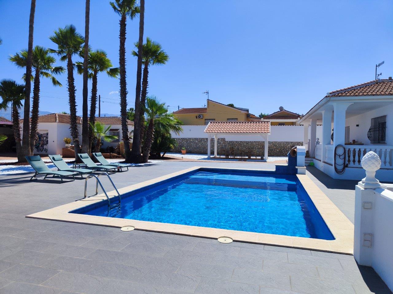 Fantastische einstöckige Villa mit herrlichem Blick auf das Tal und das Meer