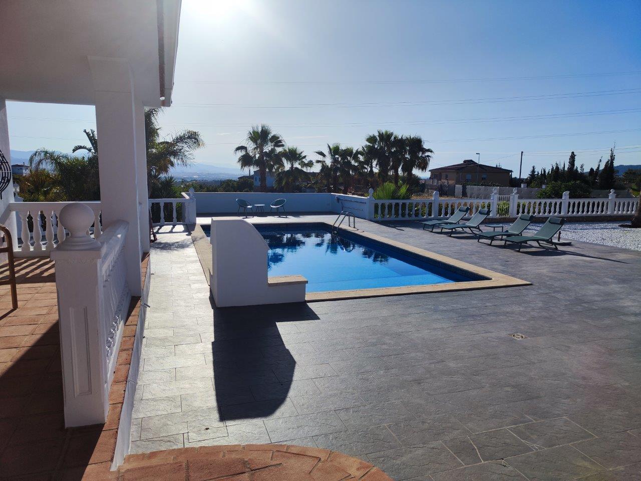 Fantastische einstöckige Villa mit herrlichem Blick auf das Tal und das Meer