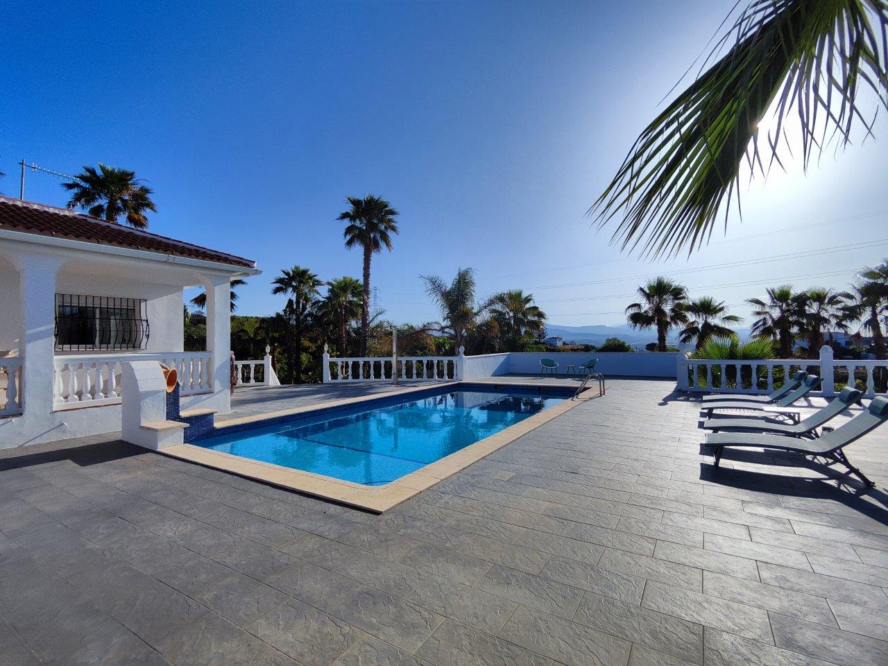 Fantastische einstöckige Villa mit herrlichem Blick auf das Tal und das Meer