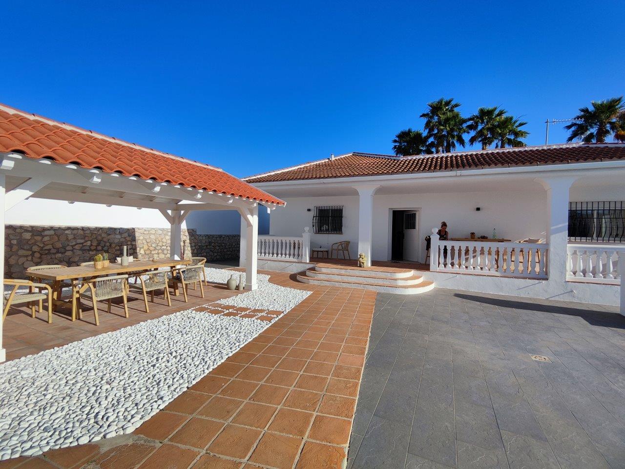 Fantastische einstöckige Villa mit herrlichem Blick auf das Tal und das Meer