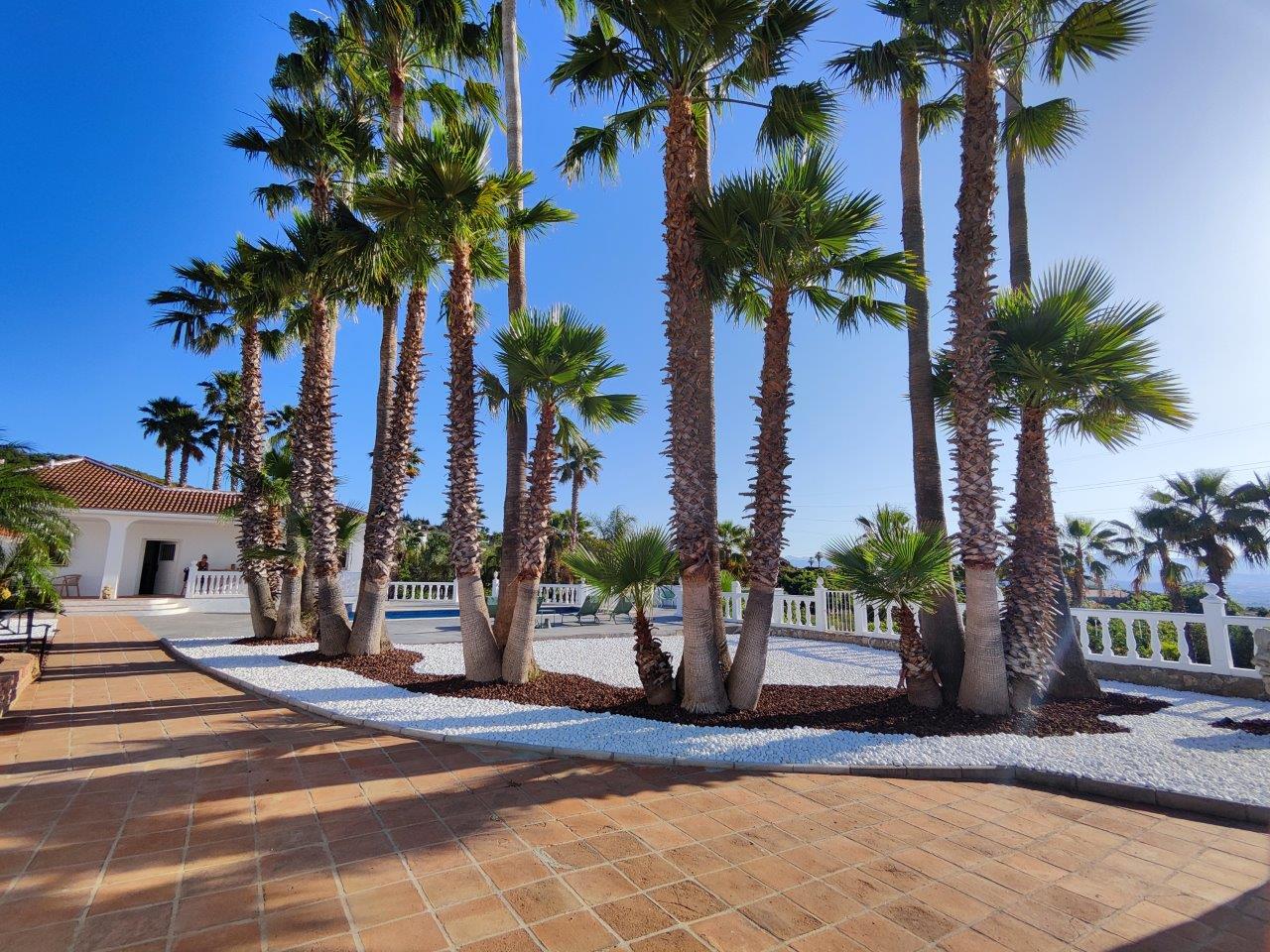 Fantastique villa de plain-pied avec vue imprenable sur la vallée et la mer