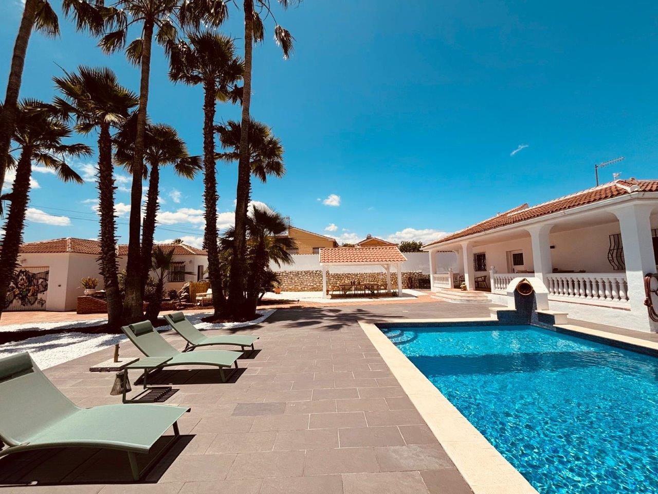 Fantastische einstöckige Villa mit herrlichem Blick auf das Tal und das Meer