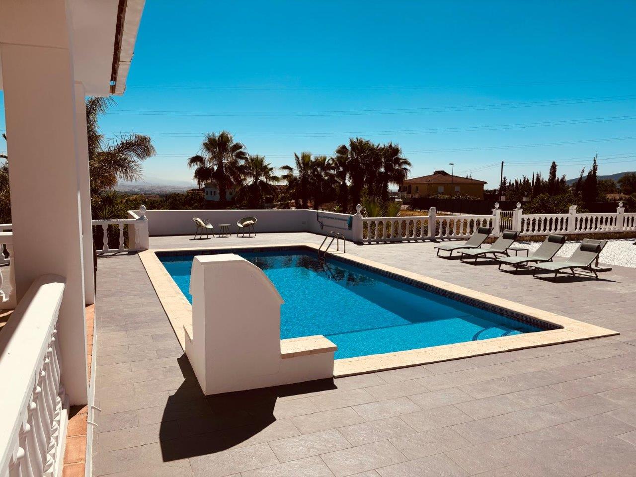 Fantastische einstöckige Villa mit herrlichem Blick auf das Tal und das Meer