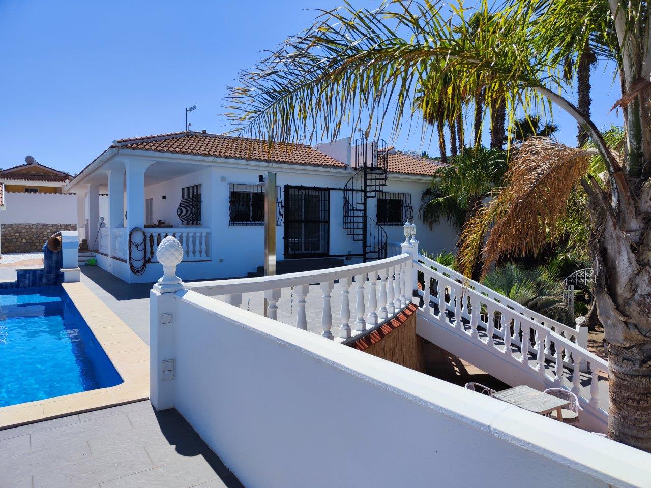 Fantastische einstöckige Villa mit herrlichem Blick auf das Tal und das Meer