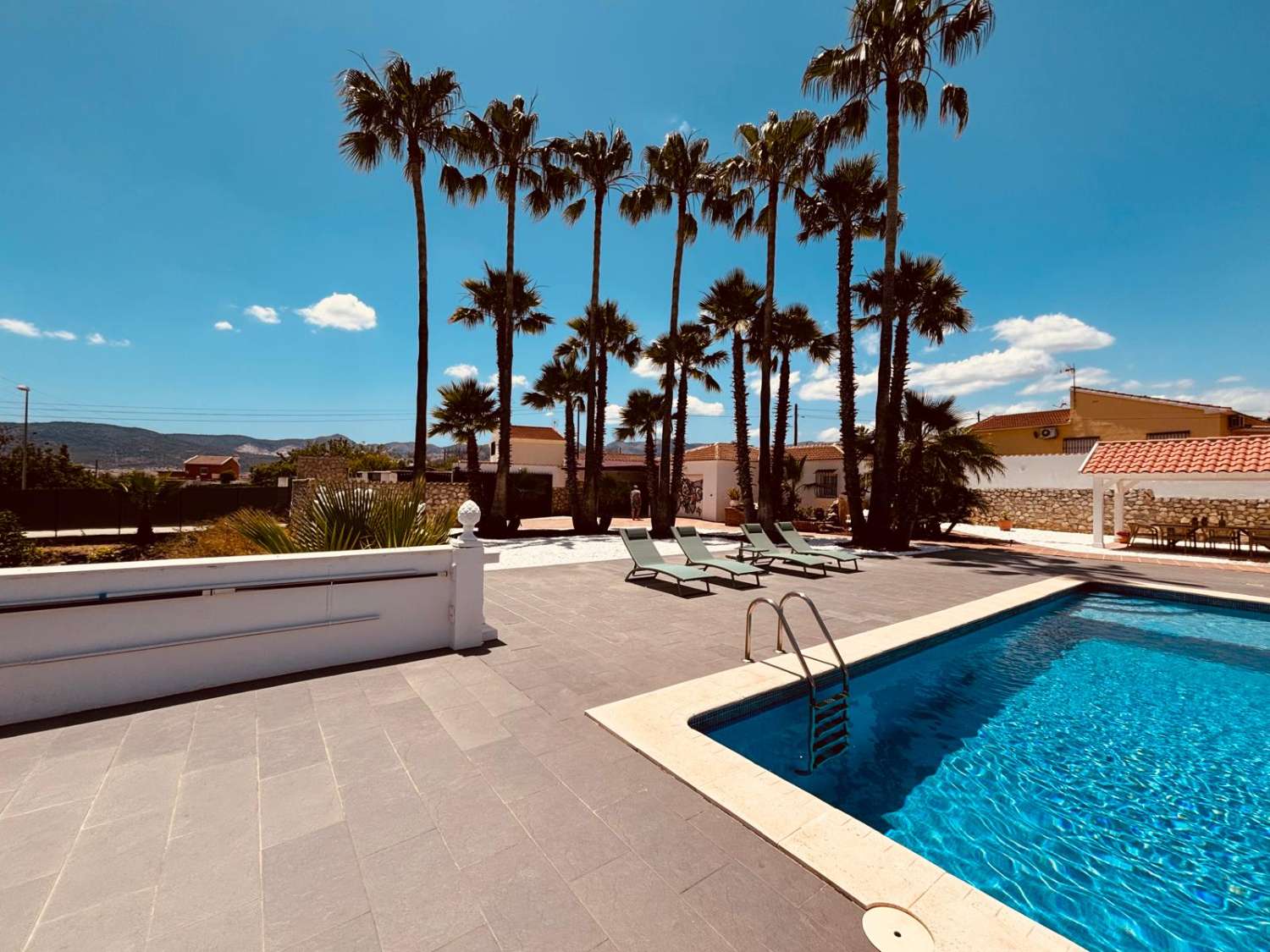 Fantastische einstöckige Villa mit herrlichem Blick auf das Tal und das Meer