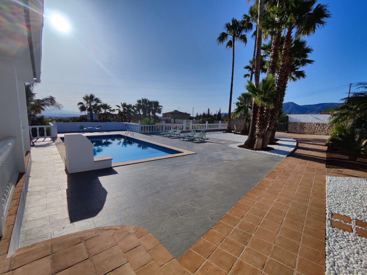 Fantastische einstöckige Villa mit herrlichem Blick auf das Tal und das Meer