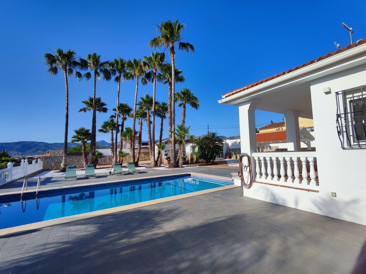 Fantastische einstöckige Villa mit herrlichem Blick auf das Tal und das Meer