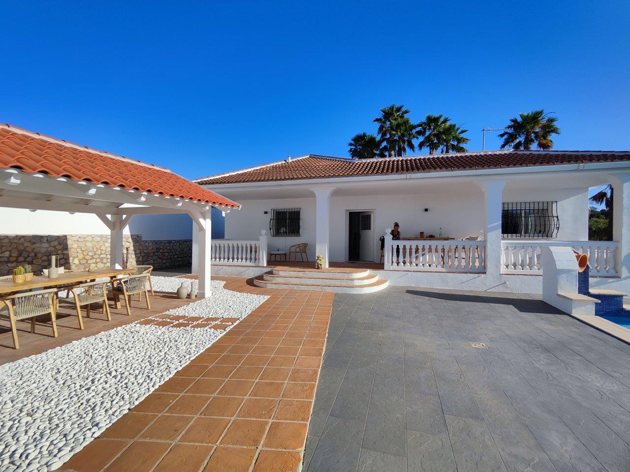 Fantastische einstöckige Villa mit herrlichem Blick auf das Tal und das Meer